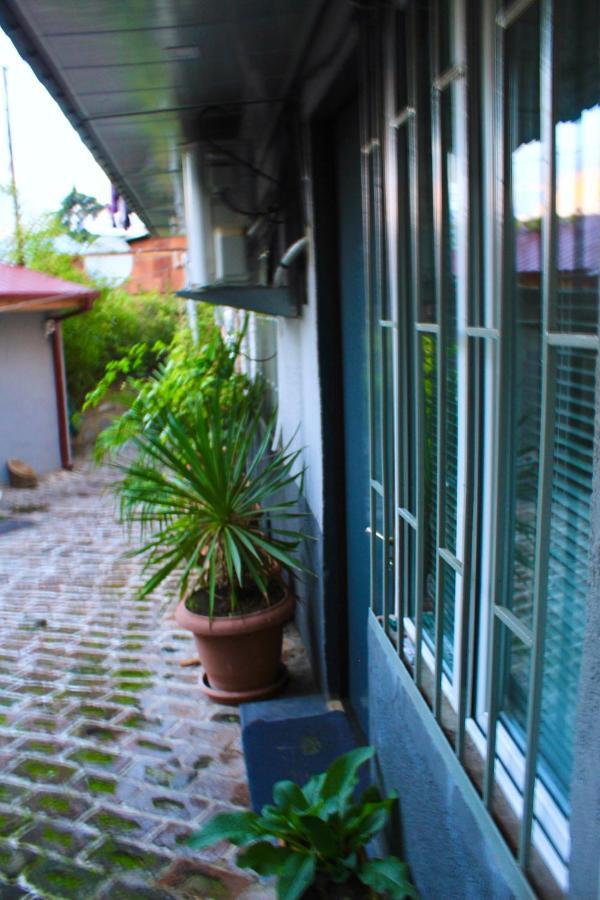 Tiny Old Tbilisi Apartment Екстериор снимка